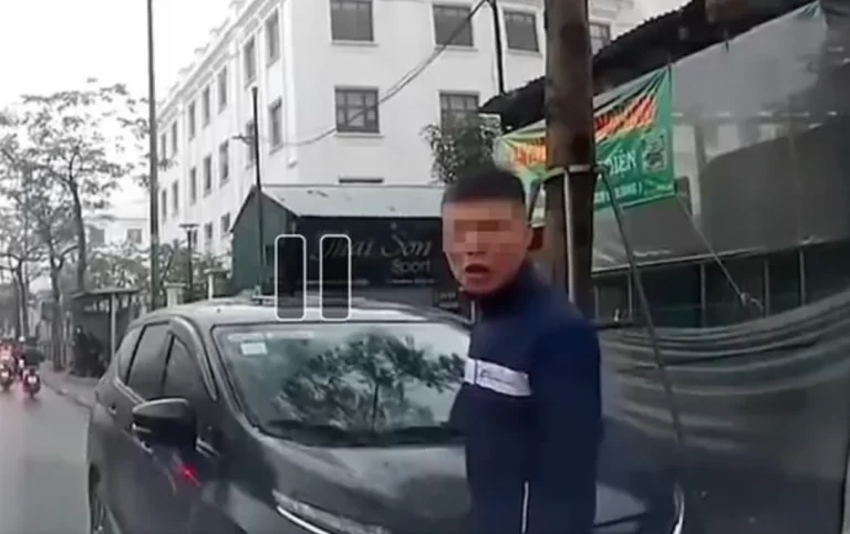 Hà Nội: Tước bằng lái tài xế ô tô đi ngược chiều còn đòi hành hung người khác
